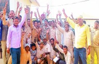 प्रदर्शन करते वाहन चालक। 