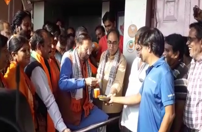नेताजी की खातिरदारी, महापौर पकड़े खड़े रहे जावड़ेकर की प्लेट …