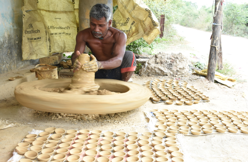 CG Human Story : 'इलेक्ट्रनिक सामानों से चमक-दमक तो रहती है, लेकिन लक्ष्मी का वास घर में चाहिए तो मिट्टी के दीये जलाना जरूरी'