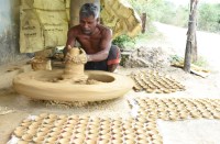 CG Human Story : 'इलेक्ट्रनिक सामानों से चमक-दमक तो रहती है, लेकिन लक्ष्मी का वास घर में चाहिए तो मिट्टी के दीये जलाना जरूरी'