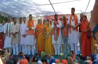 तेज धूप बर्दाश्त नहीं कर सकी तो लग्जरी कार में रैली का सफर किया पूरा, मंच से कहा- हमने इस मिट्टी का नमक खाया है...