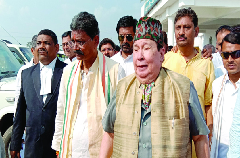 नामांकन के अंतिम दिन चरण दास महंत