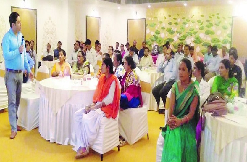उपस्थित चिकित्सक व अन्य।