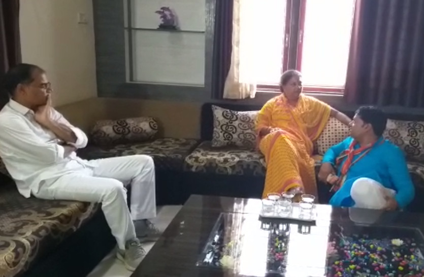 Jhalawar BJP district chief sits on floor whil CM Raje on sofa
