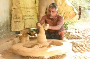  गरीब कुम्हार कहता है मेरी मेहनत खऱीदो लोगों, मेरे घर भी  दीवाली है.....