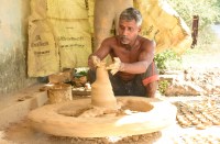  गरीब कुम्हार कहता है मेरी मेहनत खऱीदो लोगों, मेरे घर भी  दीवाली है.....