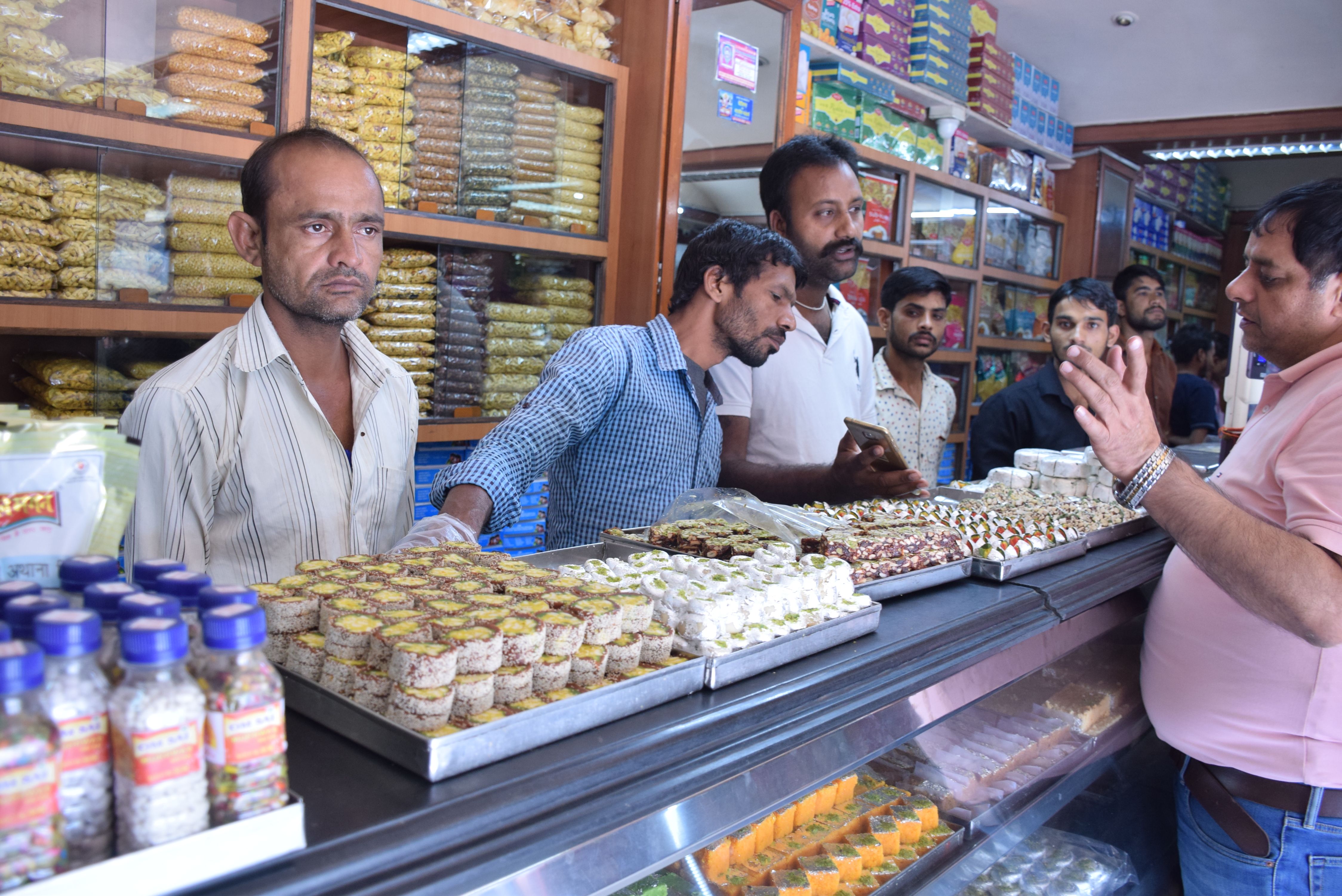 video : देखो आई दिवाली : बाजारों में लाई रोशनी…लोगों में जबरदस्त उत्साह