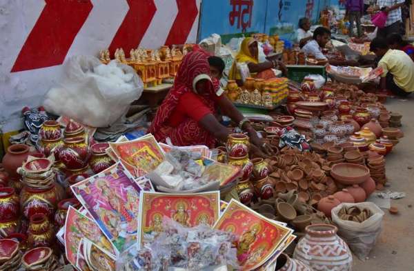 दिवाली के त्यौहार के चलते शहर में जाम,