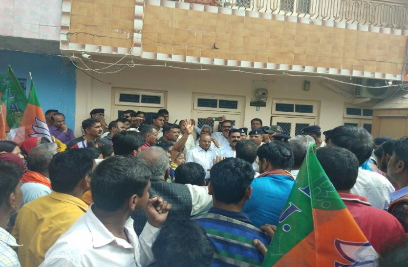 video story : राजनीति में उबाल…केंद्रीय मंत्री गेहलोत के घर का घेराव