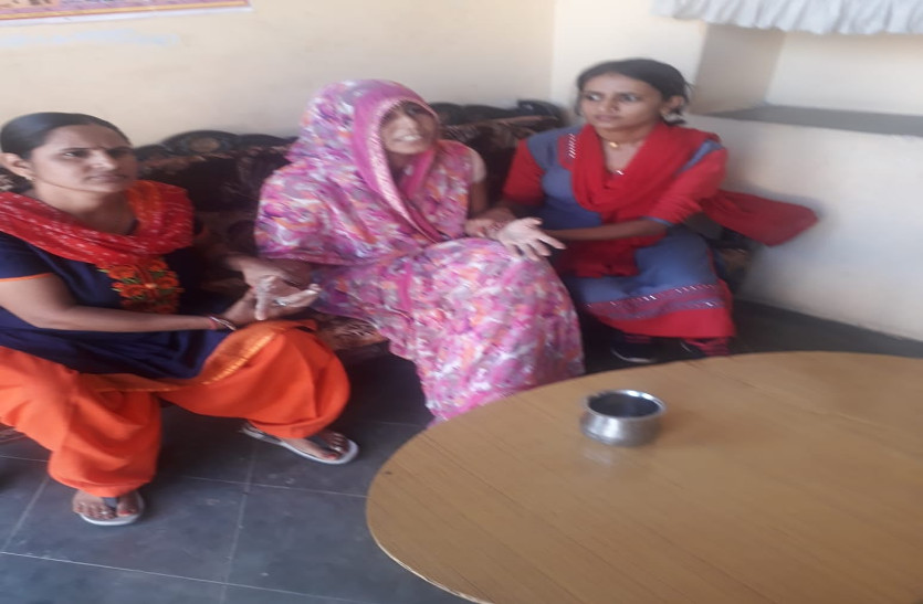 ten thousand bribe taken by sarpanch, sarpanch n husband arrest