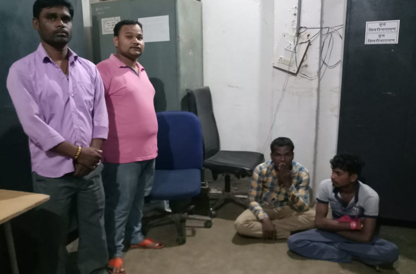 तीनों कर्मचारियों को तत्काल प्रभाव से बर्खास्त कर दिया