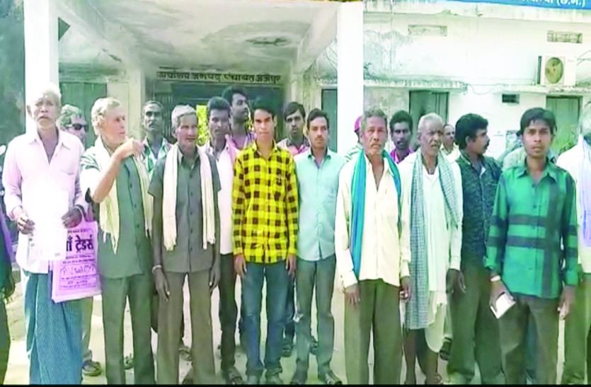 नहीं मिली शौचालय की राशि, सरपंच व जनपद कार्यालय का चक्कर काट रहे हितग्राहियों ने ये कहा...