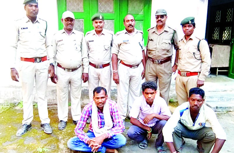 बाइक में सवार तीन लोग प्लास्टिक में भरकर ले जा रहे थे इस जंगली जानवर का मांस, पकड़ाए