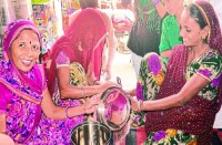 बर्तनों की खरीदारी करती महिलाएं।