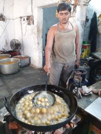 सवा करोड़ की मिठाई करते हैं चट, पढि़ए पूरा समाचाार