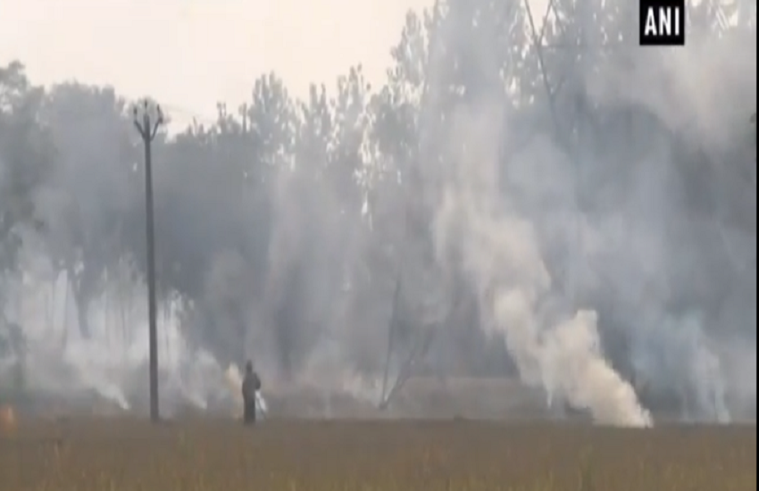 जालंधर में किसान जला रहे खुलेआम पराली, दिल्ली में जारी है जहरीली हवा का प्रकोप