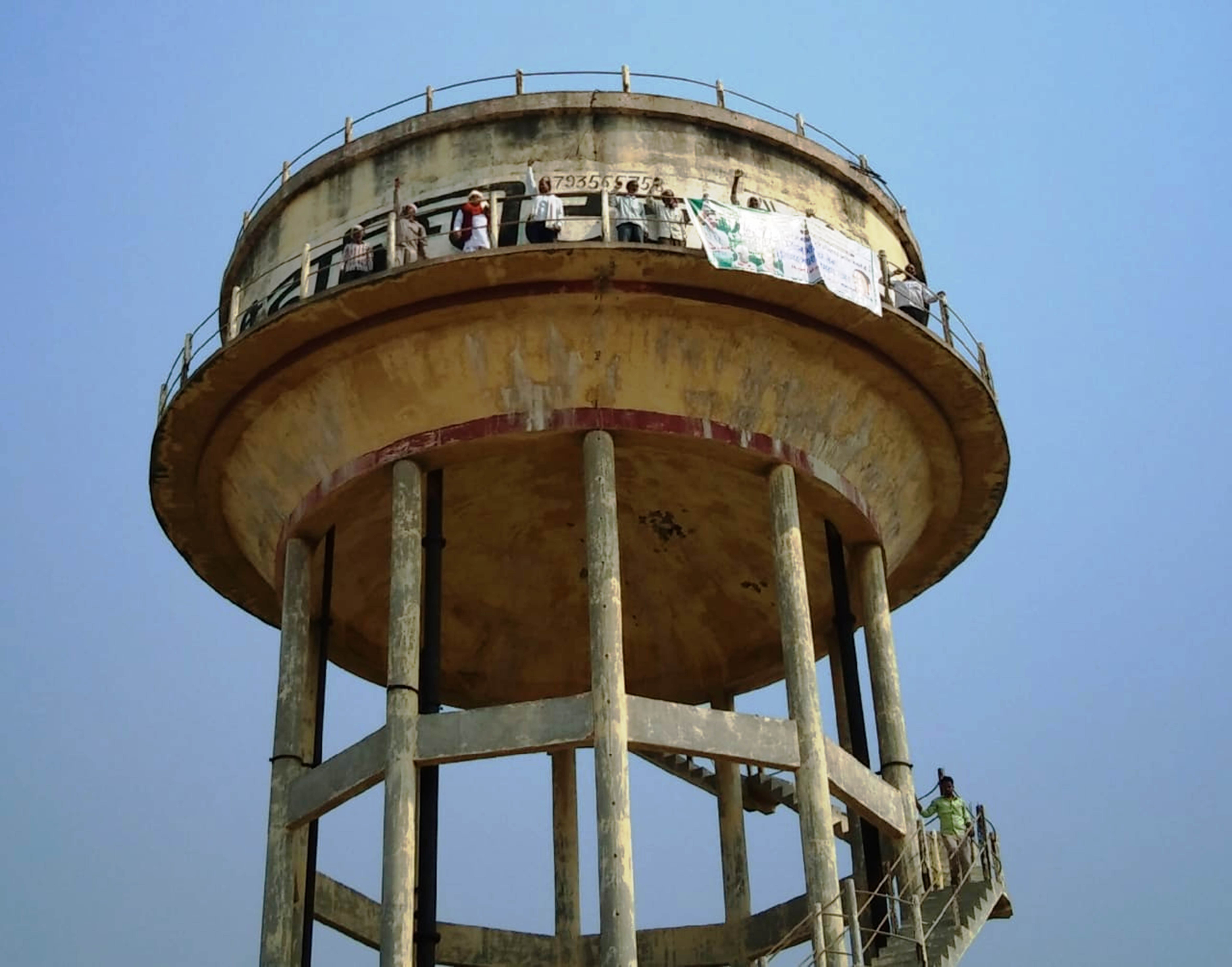farmers climbed on water tank for fulfill their demands
