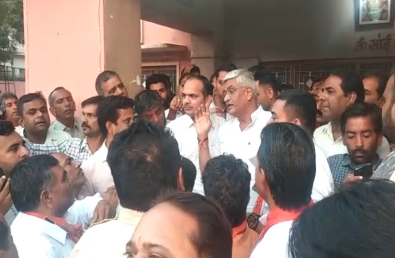 गजेन्द्र सिंह शेखावत को घेर कर हुई नारेबाजी