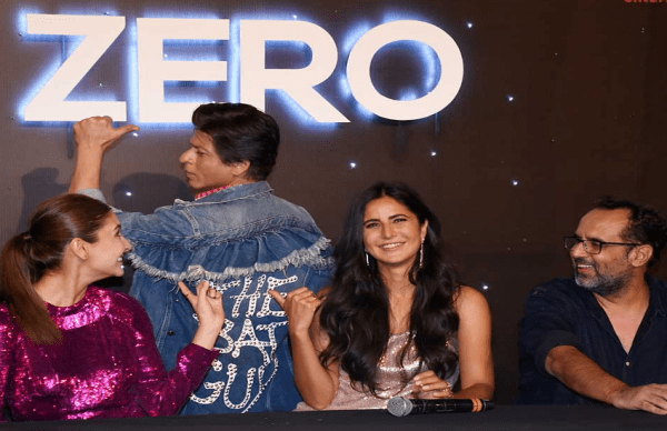 शाहरुख ने सबके सामने उतार दी कैटरीना की जैकेट और...