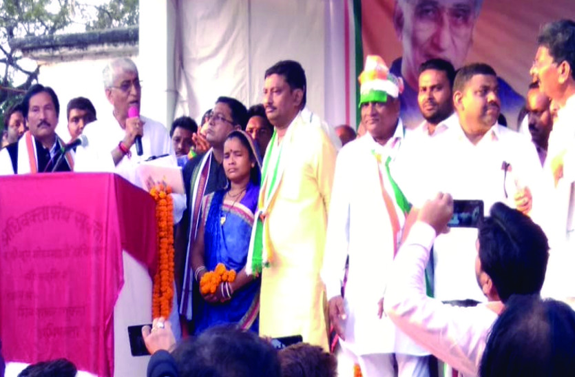 आमसभा को संबोधित करते हुए सिंहदेव बोले, 20 मिनट का सफर एक घंटा में तय किया, कहां है विकास