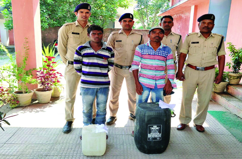 जमड़ी नाला व हसदेव नदी के आसपास महुआ शराब बनाकर करते थे बिक्री, पुलिस ने इतना लीटर शराब किया जब्त