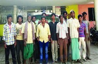 अच्छी नौकरी दिलाने के नाम पर गांव के ही एक युवक ने 40 लोगों को ले गया तेलंगाना, इनमें से एक ने भाग कर एसपी को दी ये जानकारी...