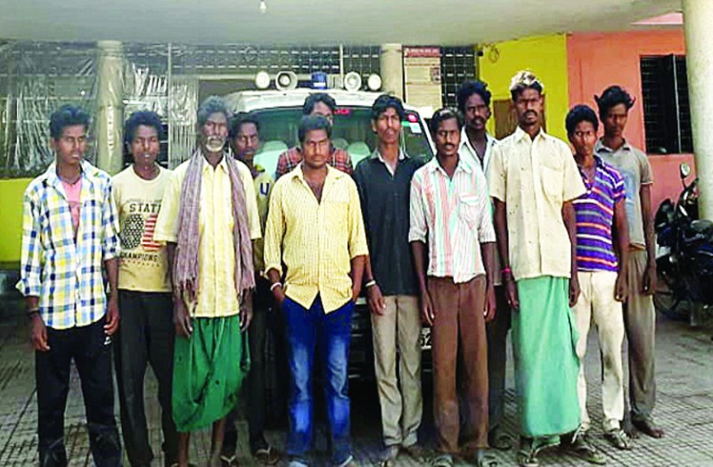 अच्छी नौकरी दिलाने के नाम पर गांव के ही एक युवक ने 40 लोगों को ले गया तेलंगाना, इनमें से एक ने भाग कर एसपी को दी ये जानकारी...