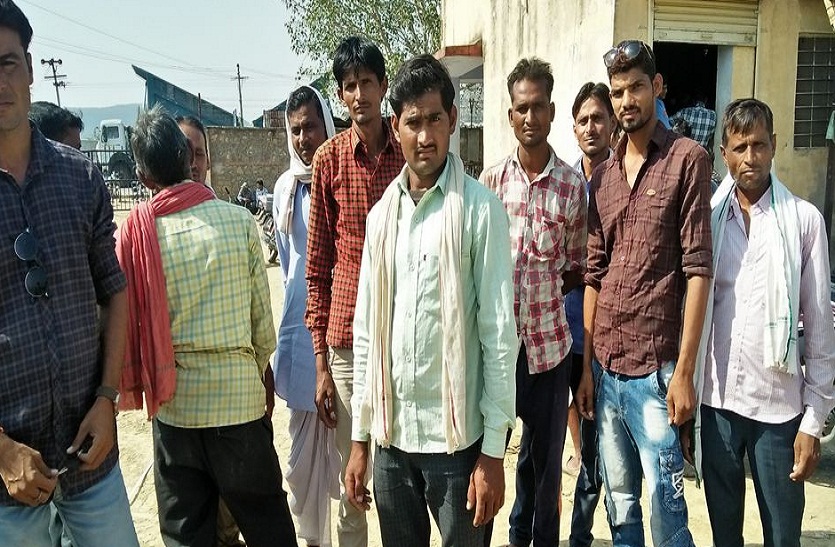 अभियंता कार्यालय पर जमा लोग ।