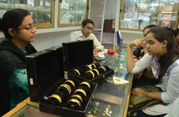 धनतेरस के मौके पर चौक स्थित ज्वैलरी शॉप में खरीदारी करती महिलाएं