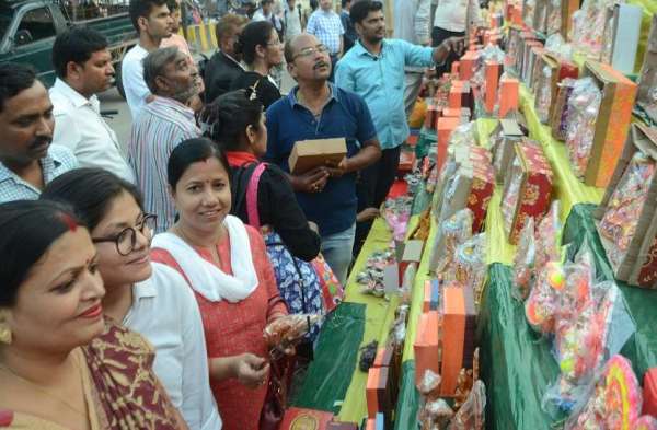 वाराणसी के लहुराबीर क्षेत्र में लगी दुकानों पर धनतेरस के मौके पर माता लक्ष्मी और भगवान गनेश की प्रतिमा की खरीदारी करती महिलाएं