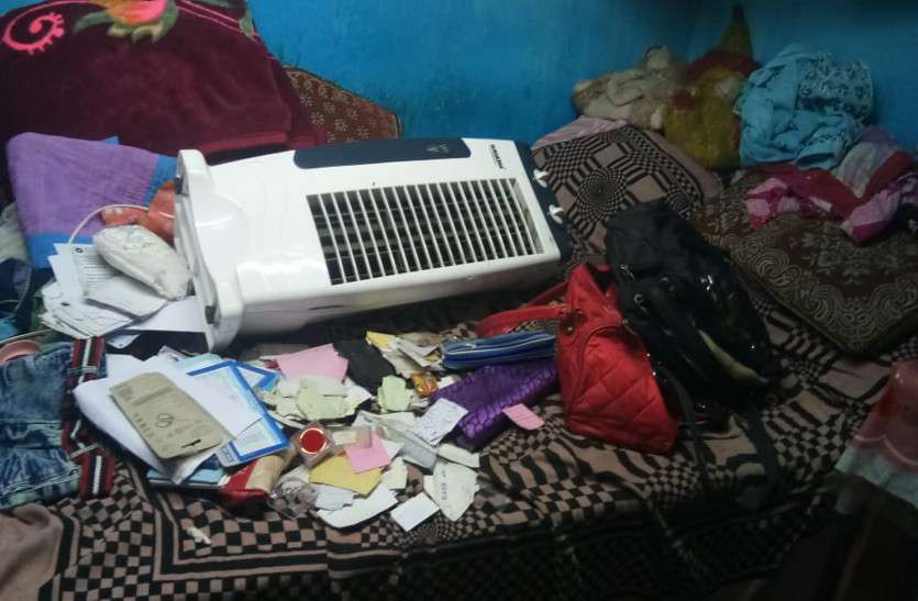 परिवार के लोग दिवाली का त्यौहार मानाने सारागांव गए