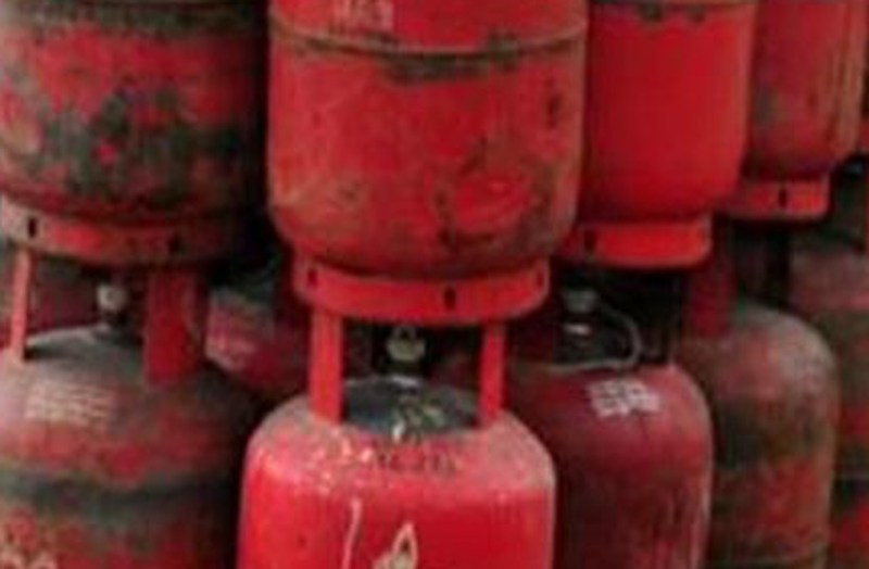 फिर लकड़ी जलाकर खाना पकाने मजबूर हुए ग्रामीण, योजना के तहत मिले गैस सिलेंडर का नहीं कर रहे इस्तेमाल, ये है वजह...