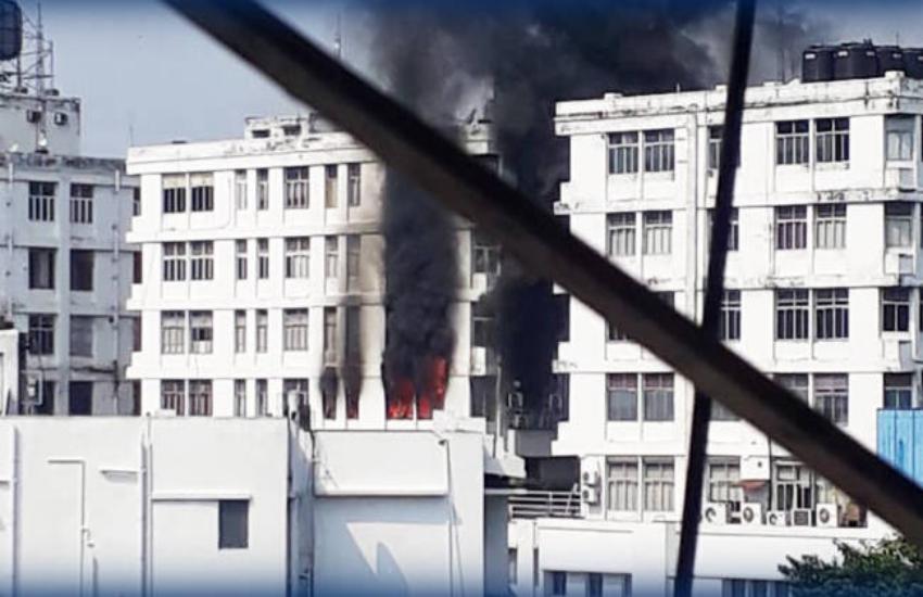 कोलकाता: एपीजे इमारत में लगी भीषण आग, कड़ी मशक्कत के बाद आग पर पाया गया काबू