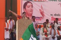 लक्ष्मी जब घर आती है तो कांग्रेस का हाथ पकड़ कर नहीं आती, लक्ष्मी आती है तो कमल पर बैठकर आती है... इरानी ने और क्या कहा, पढि़ए पूरी खबर...