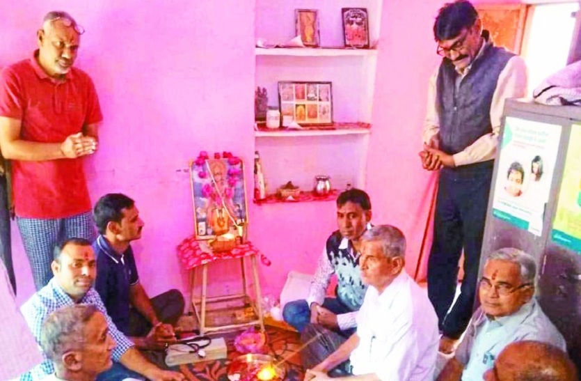 अर्चना करते चिकित्सक व अन्य।