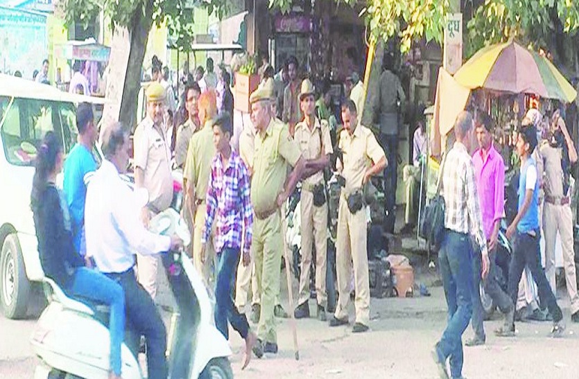 सर्किल के पास तैनात पुलिस बल।