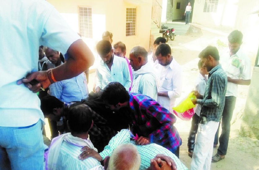 लिखवाते हुए किसान ।