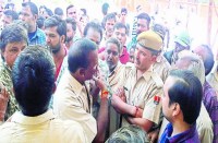 समझाइश करते वनाधिकारी। 