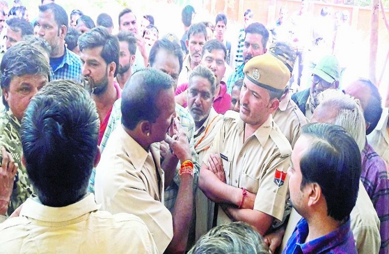 समझाइश करते वनाधिकारी।