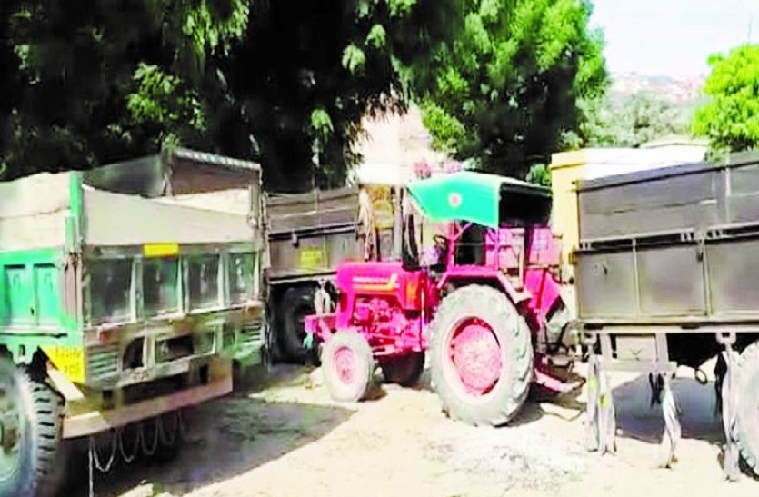बजरी वाहनों को जब्त किया