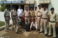 महुआ शराब खपाने के फिराक में था युवक, पुलिस की दबिश में पकड़ाया