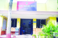 नशे में था स्कूली वैन का चालक, आधा दर्जन लोगों को चपेट में लेते हुए घुसा दिया रंगोली दुकान में, एक का पैर टूटा, इतने घायल