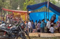 बिना अनुमति बीच बाजार में खुल गई कई पटाखे की दुकान, प्रशासन नहीं दे रहा ध्यान, दांव पर कई जिंदगियां