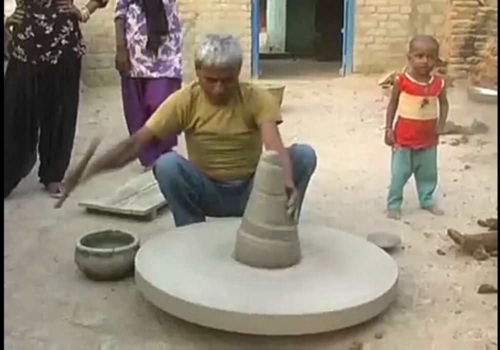 चल रही परंपरा और बुझ रहे दिए, कुछ इस तरह बयां किया अपना दर्द…देखें वीडियो