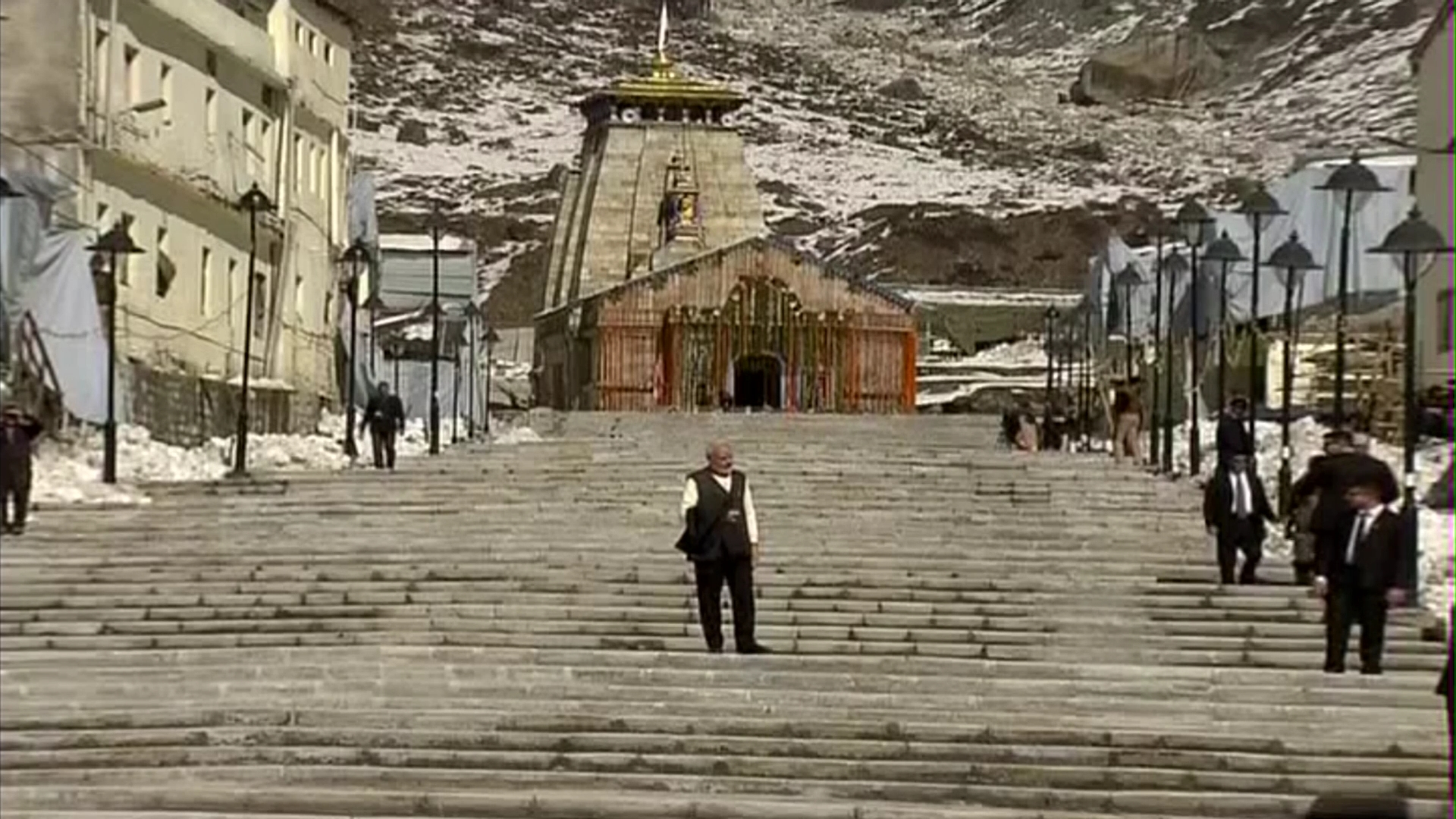 पीएम मोदी पहुंचे केदारनाथ धाम
