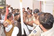 नामांकन कक्ष से पहले विस उपाध्यक्ष और पुलिस के बीच तू-तू मै-मै, देखें इन तस्वीरों में