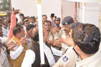 नामांकन कक्ष से पहले विस उपाध्यक्ष और पुलिस के बीच तू-तू मै-मै, देखें इन तस्वीरों में