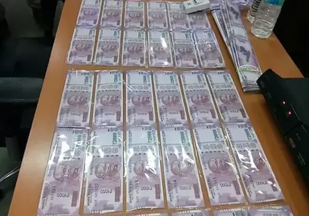 Man arrested with 100 500 2000 fake currency note in Amethi