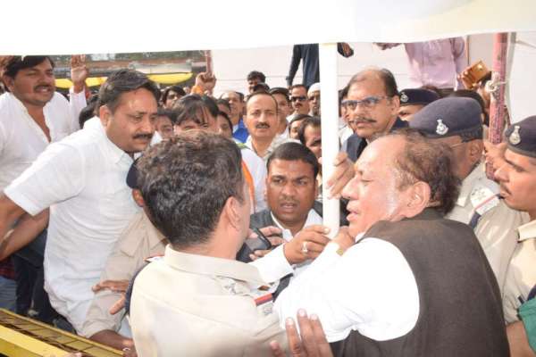 नामांकन कक्ष से पहले विस उपाध्यक्ष और पुलिस के बीच तू-तू मै-मै, देखें इन तस्वीरों में