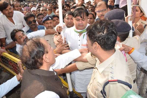 नामांकन कक्ष से पहले विस उपाध्यक्ष और पुलिस के बीच तू-तू मै-मै, देखें इन तस्वीरों में